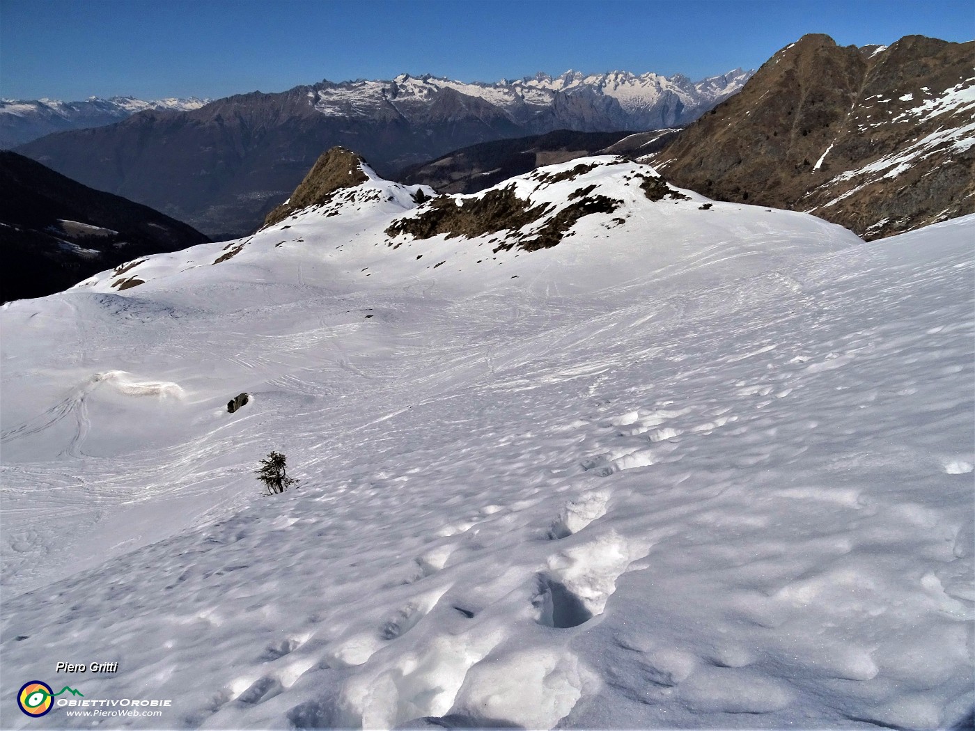 42 Scendendo con attenzione in traverso su neve dura da Cima Valle.JPG -                                